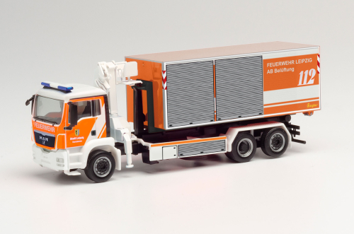 herpa 095761 MAN TGS M Wechsellader-LKW mit Kran „Feuerwehr Leipzig / AB Belüftung“ Spur H0