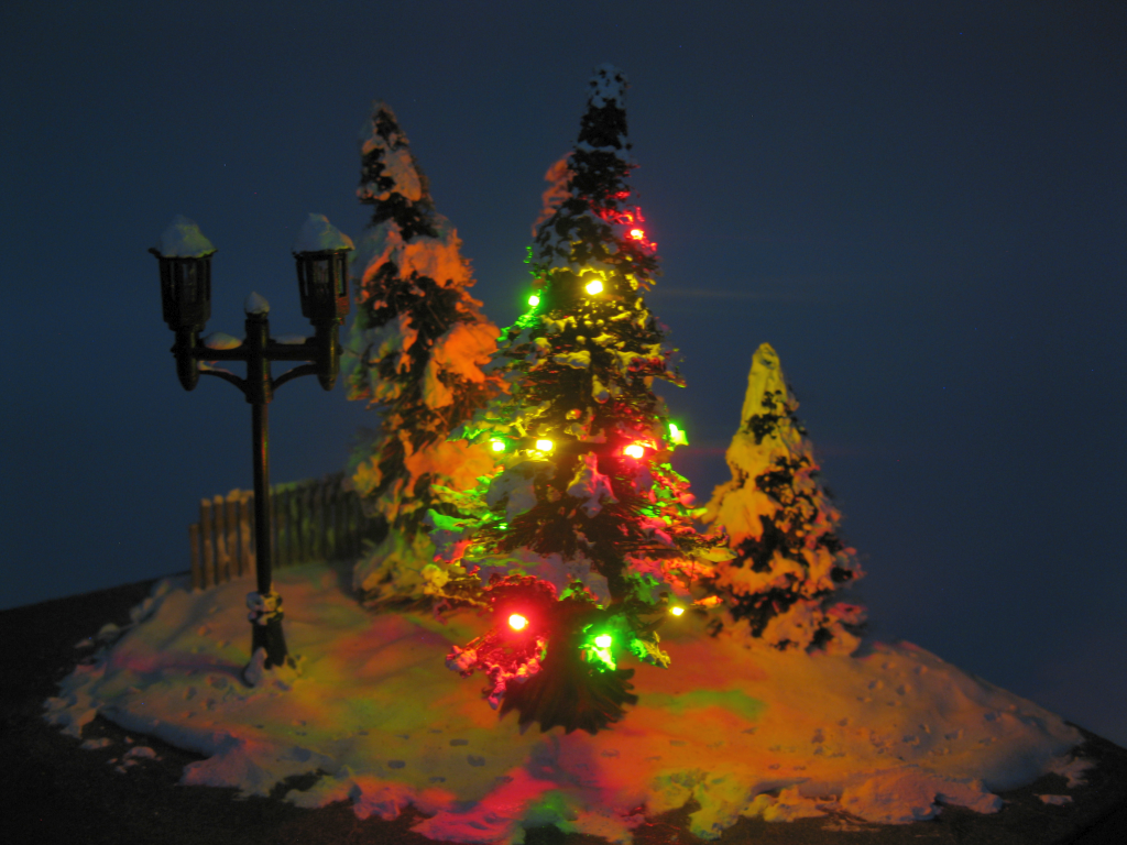 Weihnachtsbaum mit Schnee und Lichterkette gelb grün rot beleuchtet H0