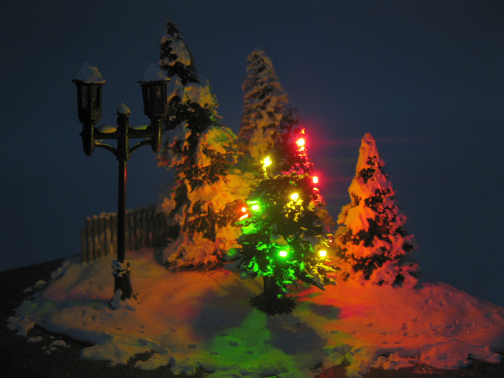 Weihnachtsbaum mit Schnee und Lichterkette gelb grün rot beleuchtet N