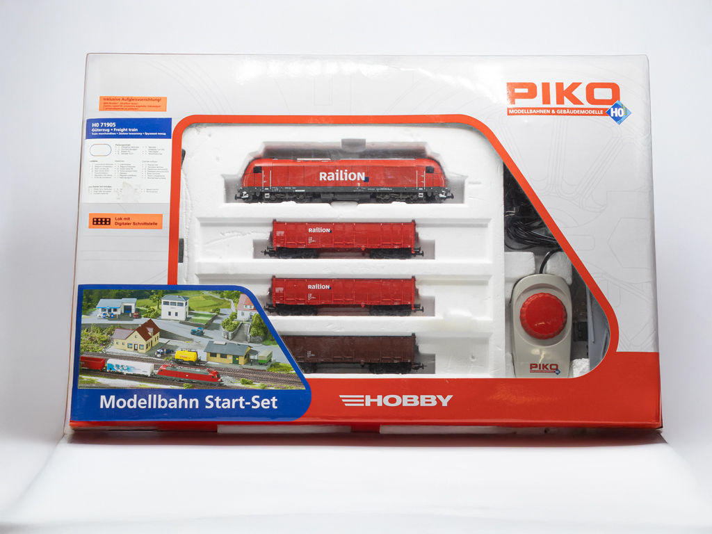 PIKO 71905 Start-Set Güterzug mit Diesellok, Wagen, Gleisen und Zubehör Spur H0