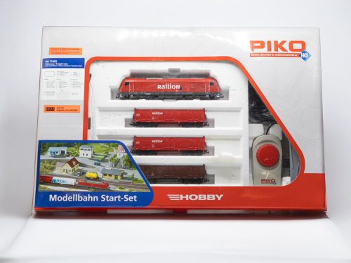 PIKO 71905 Start-Set Güterzug mit Diesellok, Wagen, Gleisen und Zubehör Spur H0