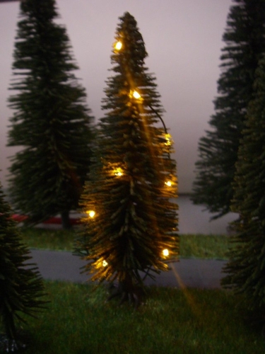 Weihnachtsbaum mit Lichterkette gelb beleuchtet H0