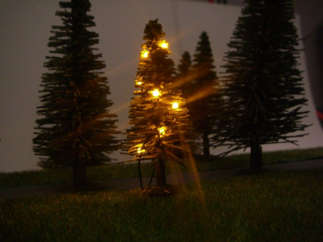 Weihnachtsbaum mit Lichterkette gelb beleuchtet N