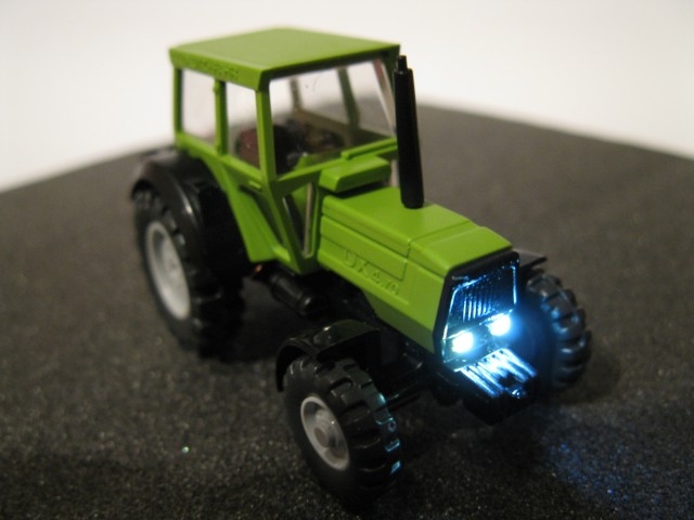 Deutz Fahr Traktor Trecker mit Beleuchtung H0