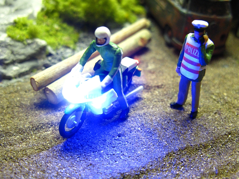 Polizei Motorrad Krad beleuchtet mit Blaulicht Spur H0