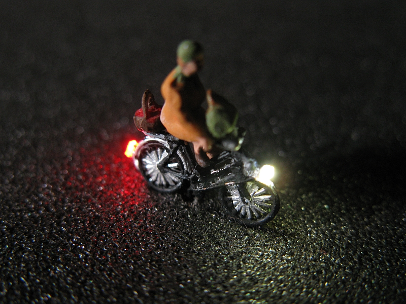 Fahrrad mit LED Beleuchtung N -alte Frau