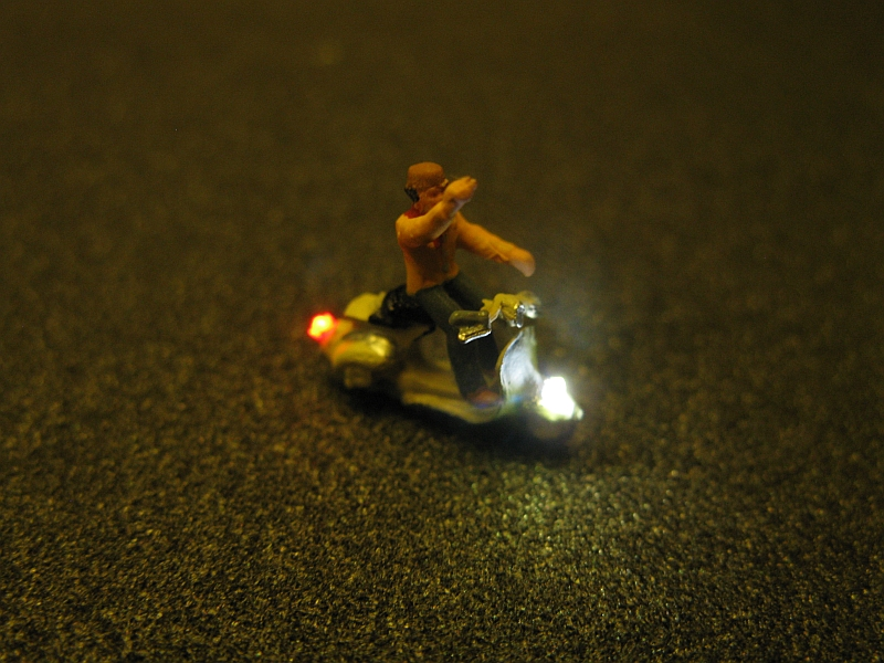 Motorroller Roller mit LED Beleuchtung N - winkend